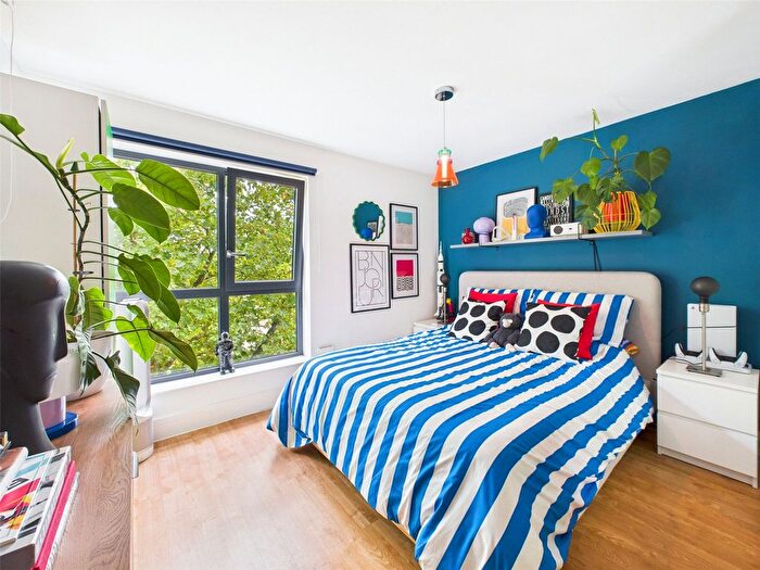 1 Bedroom Flat To Rent In Somerset Court, Teddington, TW11