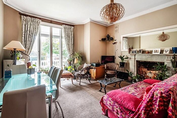 1 Bedroom Flat For Sale In Knoll Road, Dorking, RH4
