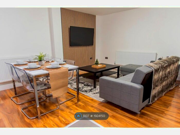 3 Bedroom Flat To Rent In Saxon Drive, London, W3