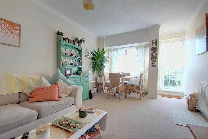 2 Bedroom Flat For Sale In Goring Road, Goring-By-Sea, Worthing, BN12