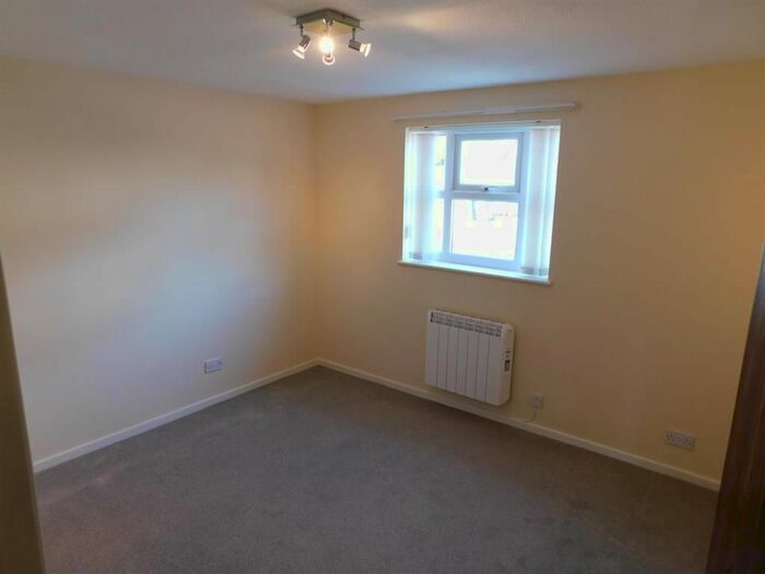 2 Bedroom Flat To Rent In Chathill Close, Whitley Bay, NE25