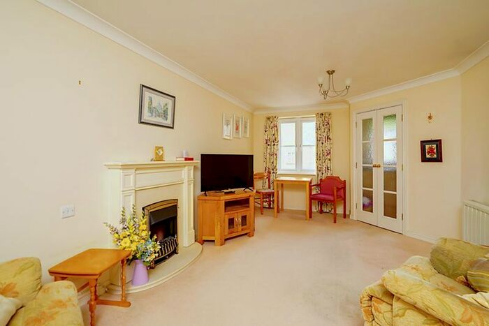 1 Bedroom Flat For Sale In Otters Court, Witney, OX28