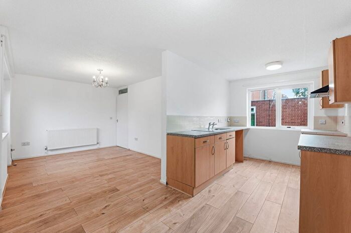 1 Bedroom Flat For Sale In Uppingham Gardens, Nottingham, Nottinghamshire, NG2