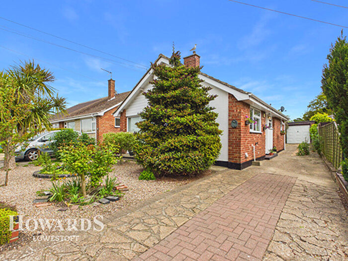 3 Bedroom Detached Bungalow For Sale In Elizabeth Close, Lowestoft, NR32