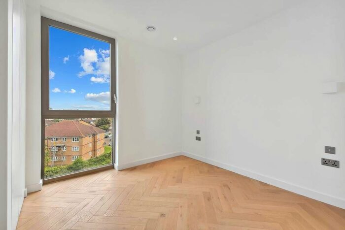 3 Bedroom Flat To Rent In Oberman Road, London, NW10