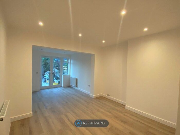 Studio To Rent In Steventon Road, London, W12