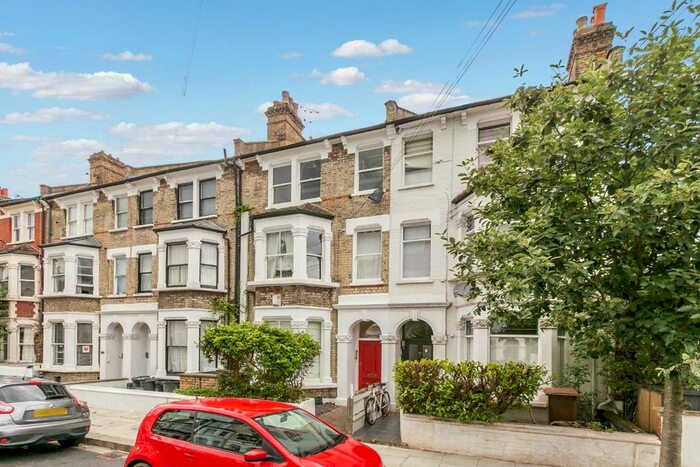 2 Bedroom Flat To Rent In Davisville Road, London, W12