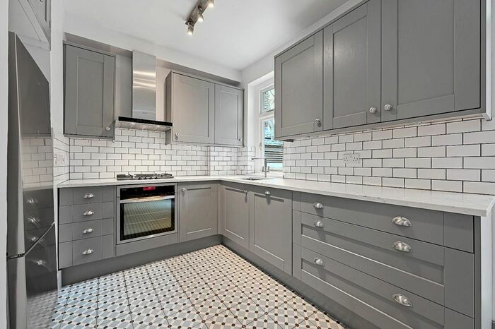 3 Bedroom Flat To Rent In Blythe Road, London, W14