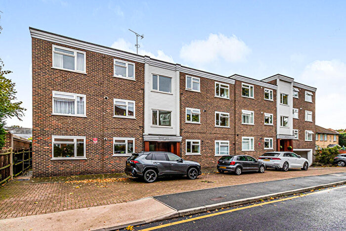 2 Bedroom Flat To Rent In South Bank, Surbiton, KT6