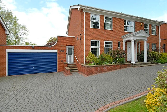4 Bedroom Detached House To Rent In Blackpond Lane, Farnham Royal, Slough, SL2