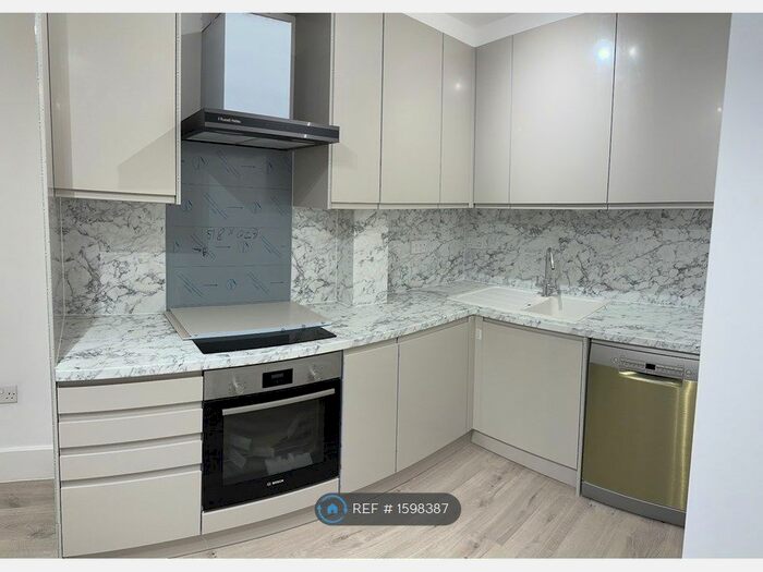 4 Bedroom Flat To Rent In Shepherd's Bush, London, W12