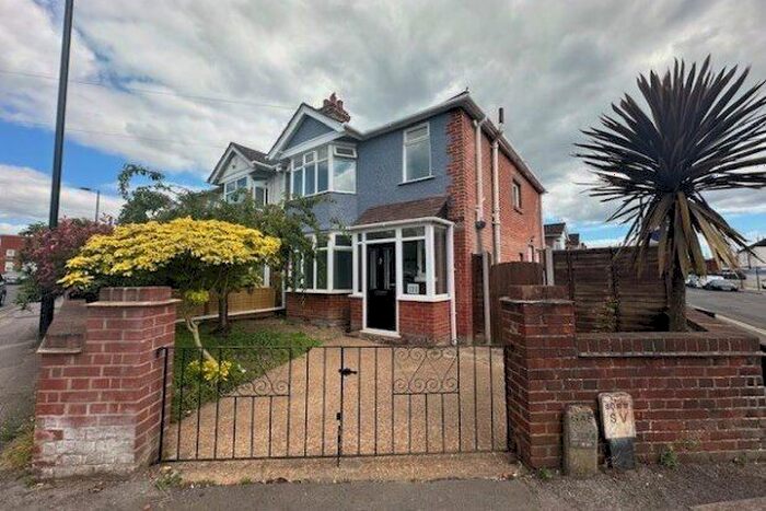 3 Bedroom Property To Rent In Bitterne Road West, Southampton, SO18