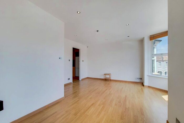 3 Bedroom Flat To Rent In Penrith Street, Streatham, London, SW16