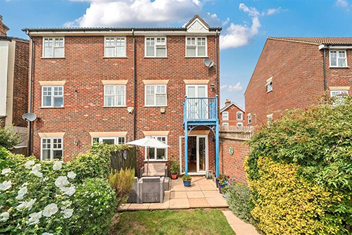 4 Bedroom Property For Sale In Weyview Close, Guildford, GU1