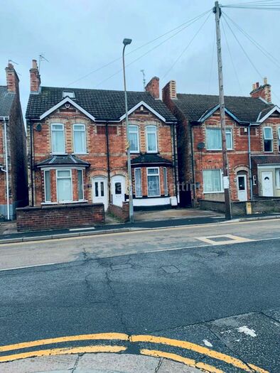 4 Bedroom Semi-Detached House To Rent In Ropery Road, Gainsborough, DN21