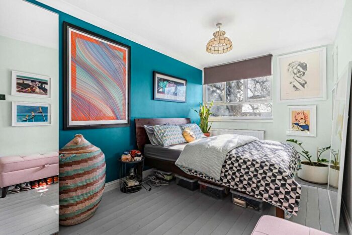 1 Bedroom Apartment For Sale In Sunray Avenue, SE24