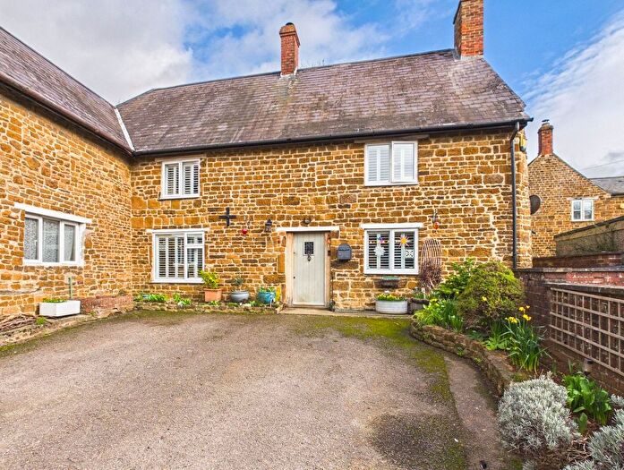 3 Bedroom Semi-Detached House For Sale In Oxford Road, Adderbury, OX17
