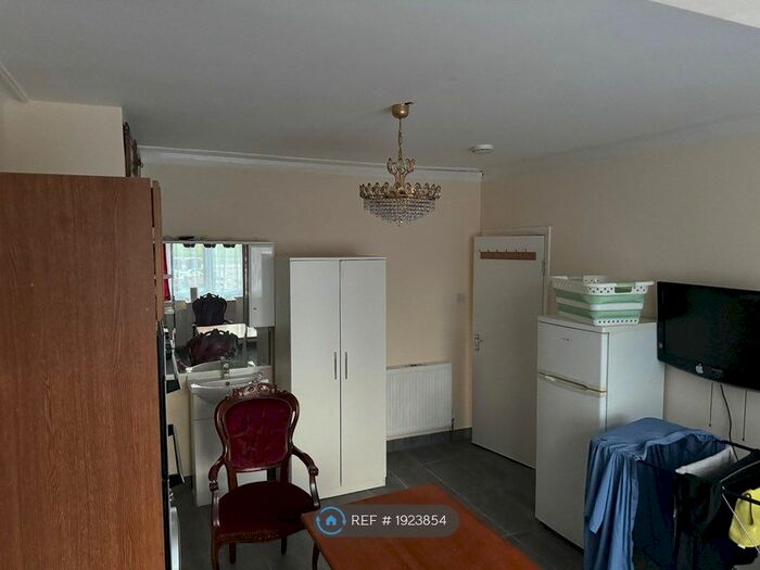 Studio To Rent In Wilmer Way, London, N14