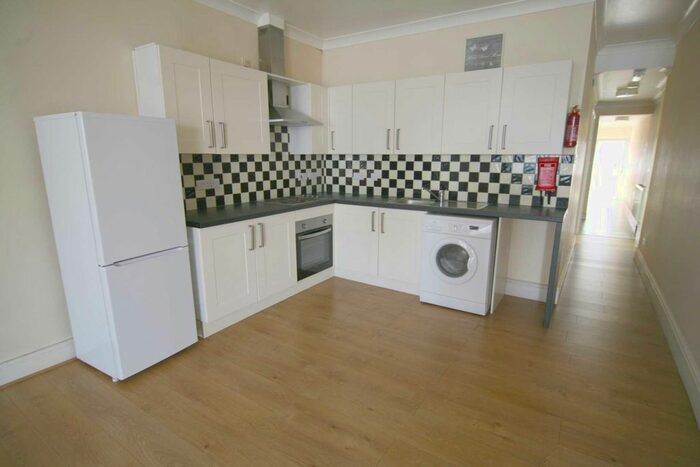 2 Bedroom Flat To Rent In Quebec Road, Gants Hill IG2