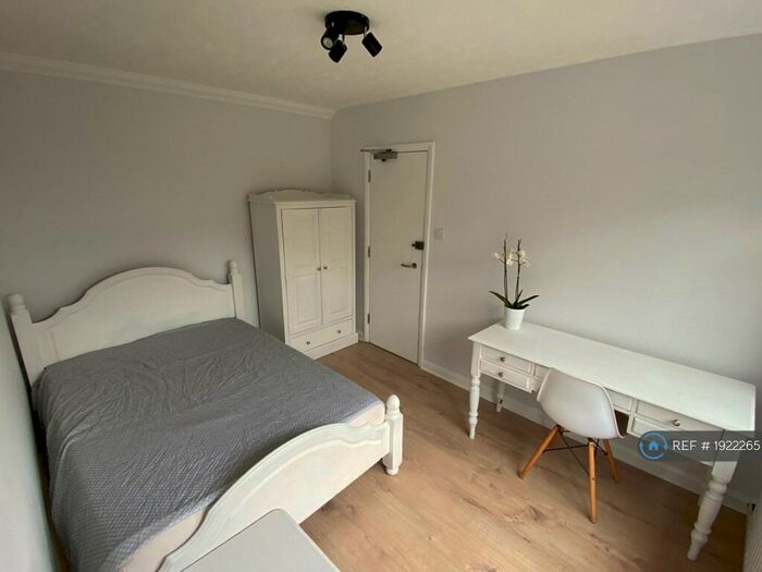 5 Bedroom Semi-Detached House To Rent In Whitmore Green, Farnham, GU9