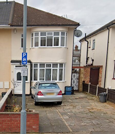 3 Bedroom Semi-Detached House To Rent In Stradbroke Grove, Ilford, IG5