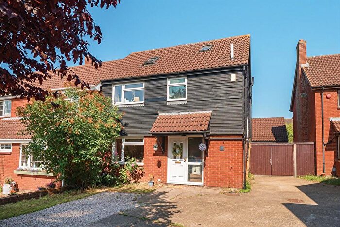 4 Bedroom Semi-Detached House For Sale In Glenavon Road, Bedford, MK41