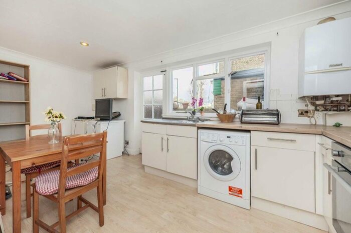 2 Bedroom Flat To Rent In Elms Crescent, London SW4