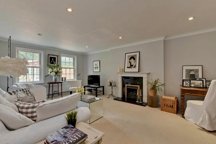 5 Bedroom Detached House To Rent In Beech Close, Cobham, KT11