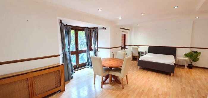 3 Bedroom Flat To Rent In Treaty Street, London, N1