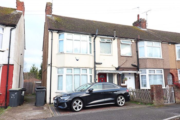 3 Bedroom End Terrace House To Rent In Shelley Road, Luton, LU4