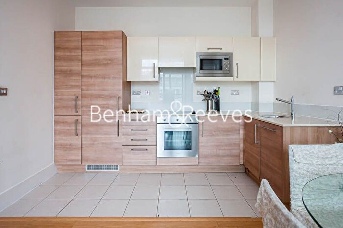 1 Bedroom Flat To Rent In Cornell Square, London, SW8