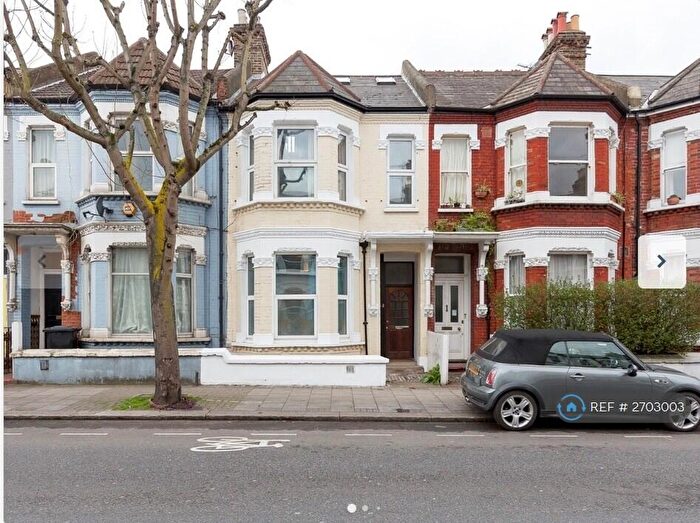 2 Bedroom Flat To Rent In Elspeth Road, London, SW11