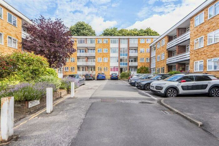 2 Bedroom Flat To Rent In Hill View Road, Woking, GU22