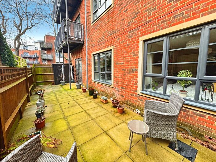 2 Bedroom Flat For Sale In Wallis Square, Farnborough, Hampshire, GU14