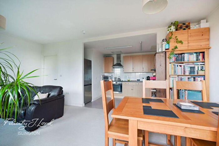 2 Bedroom Flat For Sale In Drayton Park, London, N5