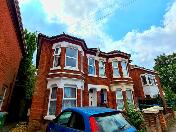 1 Bedroom Flat To Rent In Gordon Avenue, Southampton, Hampshire, SO14