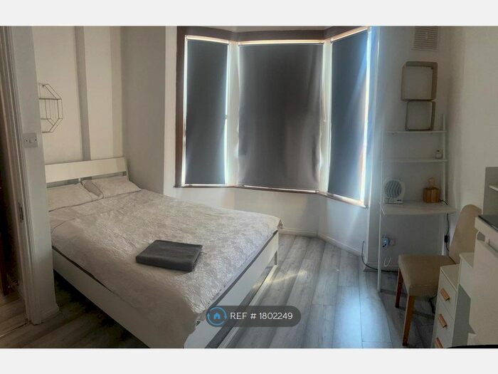 5 Bedroom End Of Terrace House To Rent In Knockhall Road, Greenhithe, DA9