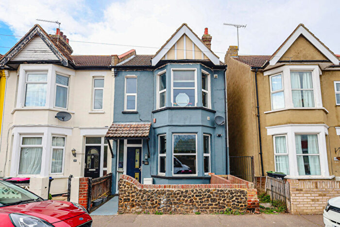 3 Bedroom End Of Terrace House For Sale In Stornoway Road, Southend-on-sea, SS2