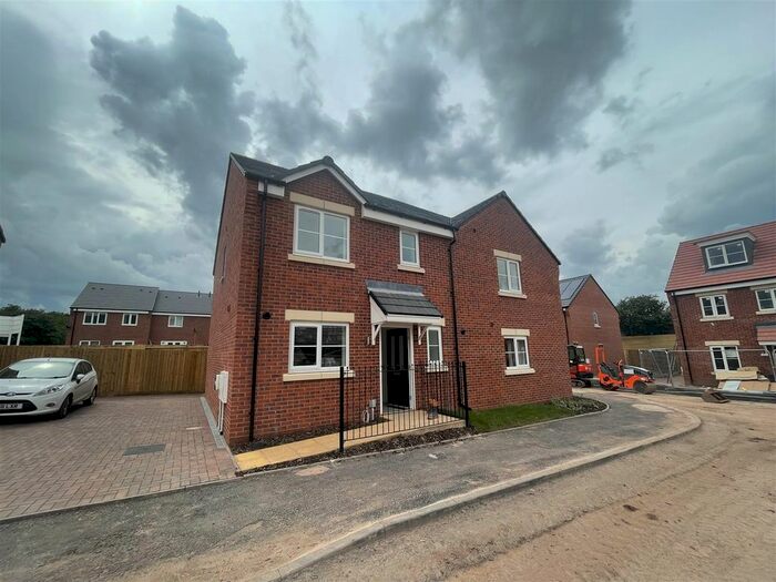 3 Bedroom Town House To Rent In Chain Gardens, Wolverhampton, WV2