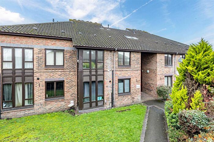 1 Bedroom Apartment For Sale In Gate Court, Weybridge, KT13