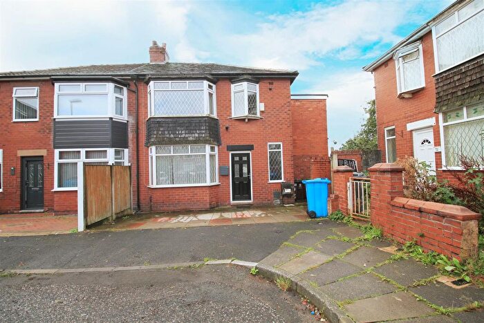 4 Bedroom Semi Detached House To Rent In Werneth Crescent, Oldham, OL8