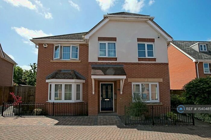4 Bedroom Detached House To Rent In Myllers Lond, Hook, RG27