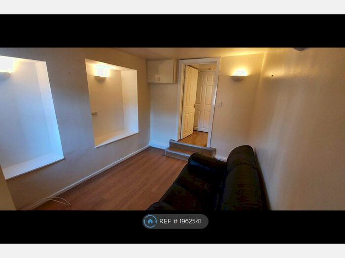 1 Bedroom Flat To Rent In Kirkstall Lane, Leeds, LS5