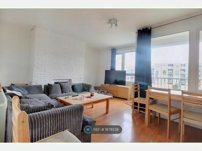 3 Bedroom Flat To Rent In Clarence Crescent, London, SW4