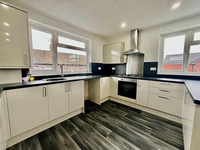 3 Bedroom Flat To Rent In Victoria Avenue, Yeadon, Leeds, LS19