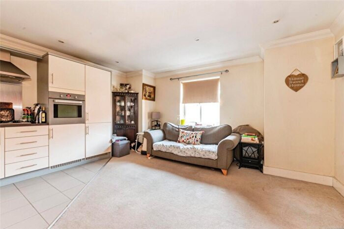 1 Bedroom Flat For Sale In Hengest Avenue, Esher, Surrey, KT10