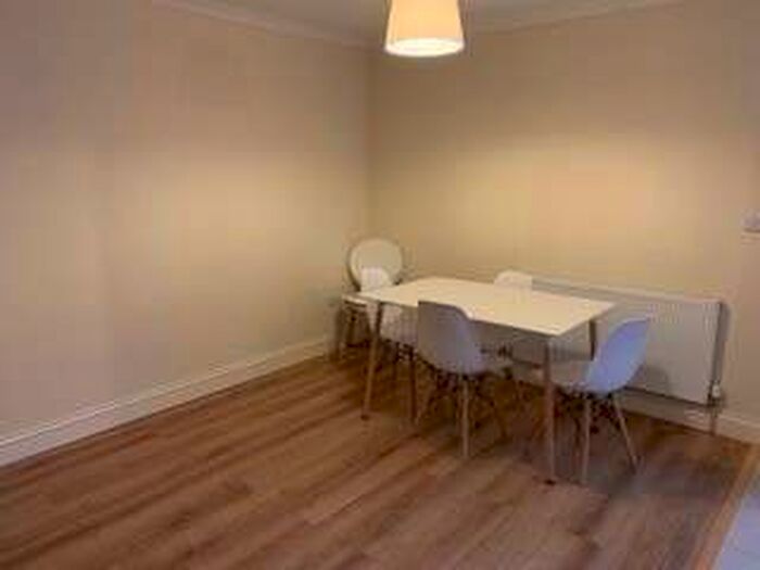 3 Bedroom Flat To Rent In Ripstone Gardens - Highfeild - Southampton, SO17