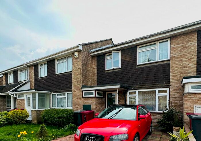 3 Bedroom Bungalow To Rent In Rose Walk Slough, SL2