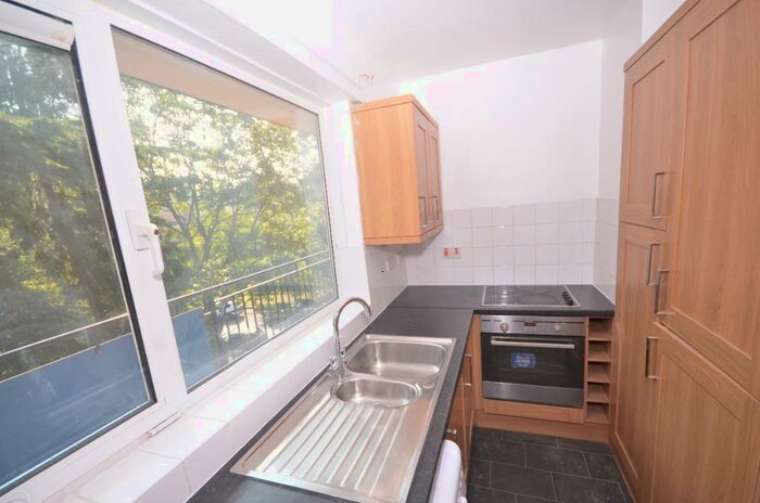 3 Bedroom Flat To Rent In Bowen Drive, West Dulwich, London, SE21
