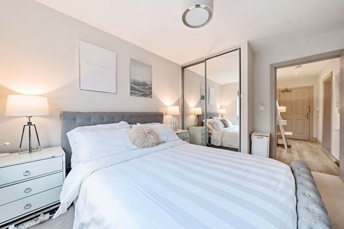 1 Bedroom Flat For Sale In Portsmouth Road, Thames Ditton, KT7